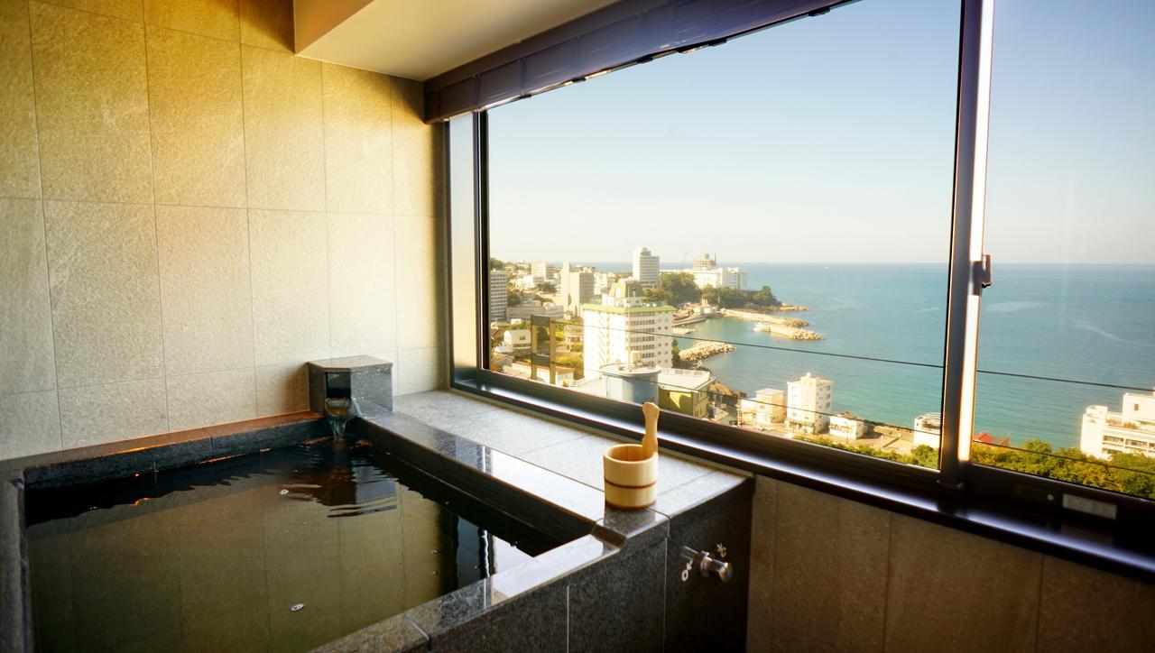 Nanki-Shirahama Marriott Hotel Luaran gambar A view from a Japanese bath
