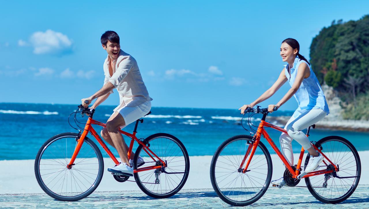 Nanki-Shirahama Marriott Hotel Luaran gambar A couple cycling on the beach