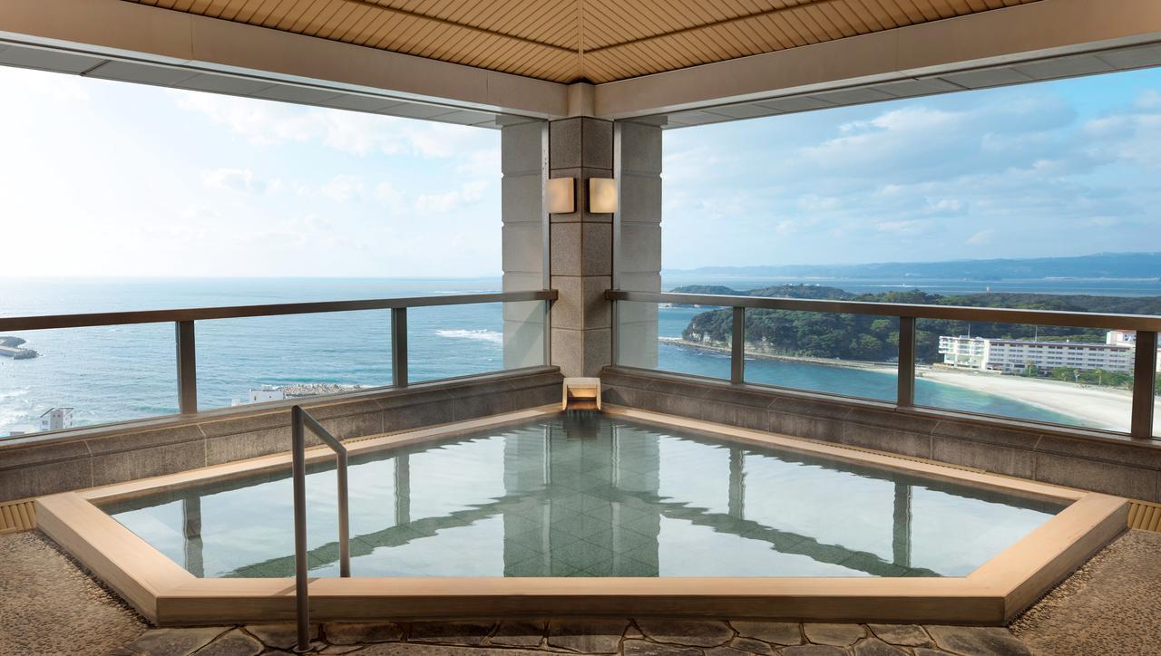 Nanki-Shirahama Marriott Hotel Luaran gambar A modern open-air bath